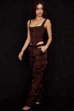 House of CB Czekoladowe Satynowe Spodnie Cargo Fashionowy Styl - Image 6
