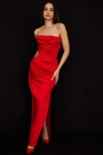 House of CB Szkarłatna Suknia Bez Ramiączek Adrienne Elegancja i Styl - Image 8