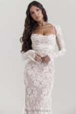 House of CB Artemis kremowa sukienka maxi koronkowa vintage stylizacja - Image 12