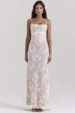 House of CB Artemis kremowa sukienka maxi koronkowa vintage stylizacja - Image 14