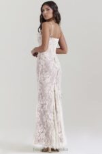 House of CB Artemis kremowa sukienka maxi koronkowa vintage stylizacja - Image 16