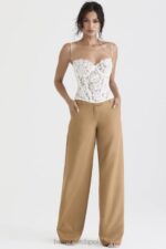 House of CB Cameron Caramel luźne dopasowane spodnie trendy stylowe odzież - Image 3