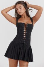 House of CB Czarna plisowana mini sukienka elegancka na każdą okazję