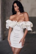 House of CB Selena satynowa sukienka bez ramiączek kości słoniowej elegancka moda na każdą okazję - Image 2